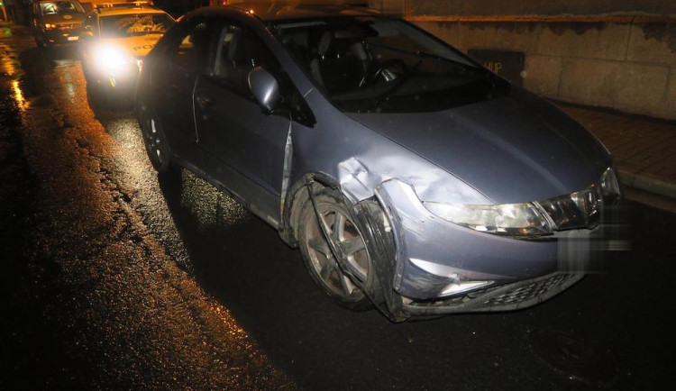 Opilá žena řidička stihla během chvíle nabourat do dvou aut a jednoho domu