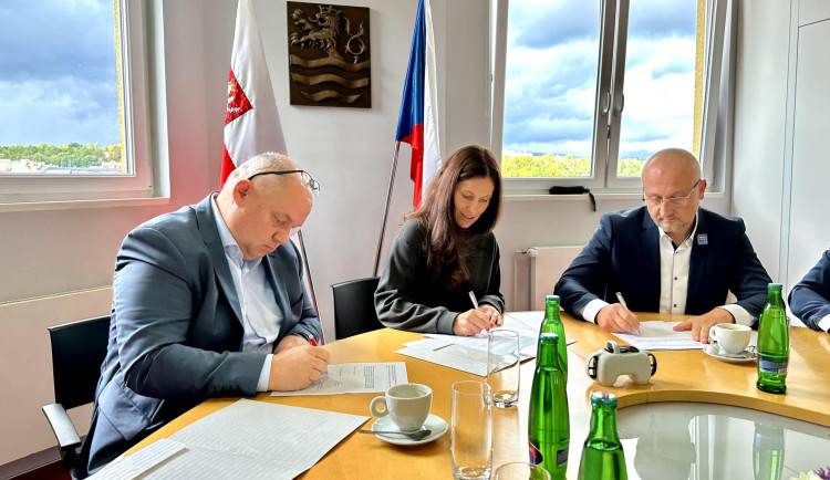 Andrea Pfeffer Ferklová s koaličními partnery podepisuje memorandum o spolupráci.