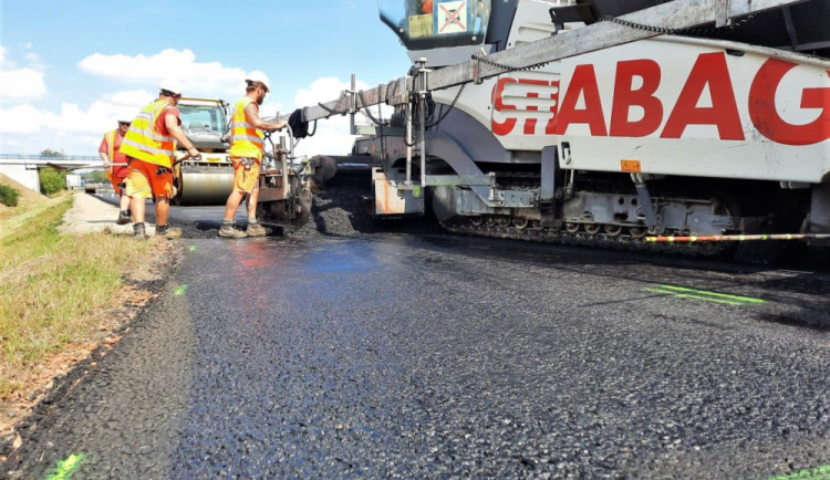 size4-16619480434787-152-opravy-na-jihlavskem-privadeci-pokracuji-ted-se-poklada-novy-asfalt-denne-ho-tam-padnou-dva-tisice-t