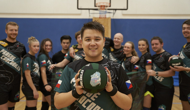 Z nudy založil vybíjenou v Praze. Rány míčem nebolí, nejčastěji se lámou prsty, říká Maty