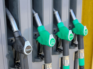 Ceny paliv v Česku klesají, benzin je nejlevnější od začátku války