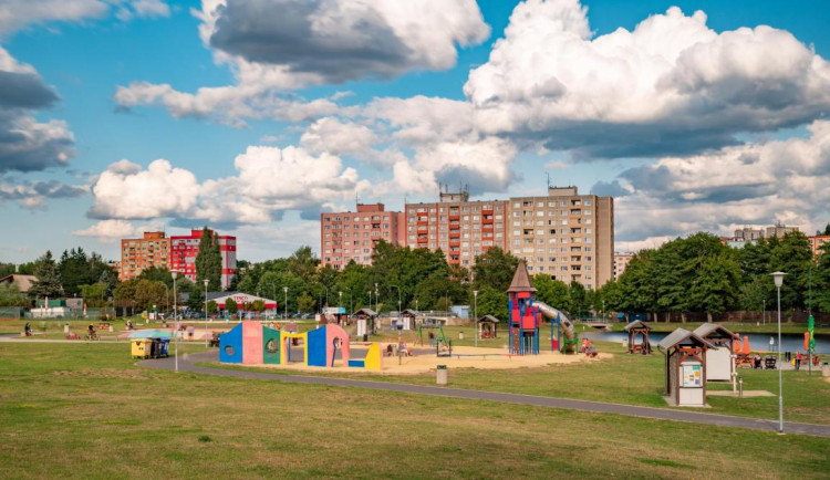 Vary opraví náhon rolavského koupaliště i dětské prolézačky skoro za milion.