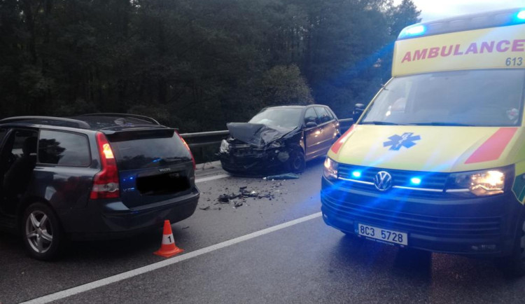 Pět zraněných si vyžádala nehoda dvou osobních vozidel na Strakonicku