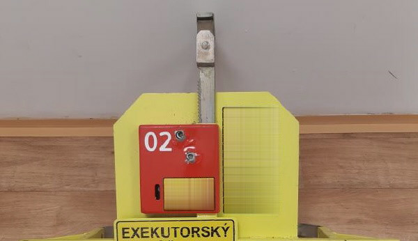 Odstranil botičku a ujel. Vůz mu zabavil exekutor