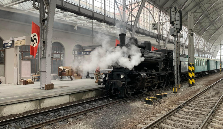 Na hlavním nádraží vlají nacistické prapory. Filmaři natáčejí snímek o Nicholasi Wintonovi