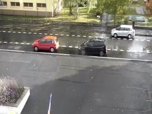 VIDEO: Muž vykrádal auta, policisté ho chytili při činu