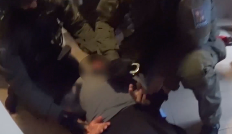 Karlovarská policie viní pět lidí z trestné činnosti kolem řidičských průkazů