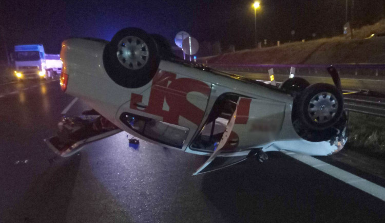 Nehoda dvou vozidel u Sokolova uzavřela dálnici D6 ve směru na Cheb