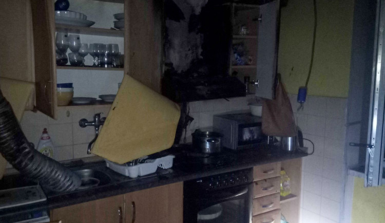 Kvůli požáru kuchyňské linky museli hasiči evakuovat deset lidí