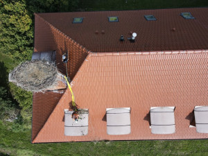 Čápi odletěli do teplých krajin, ve výškách začíná sezóna náročné údržby a čištění jejich opuštěných hnízd.