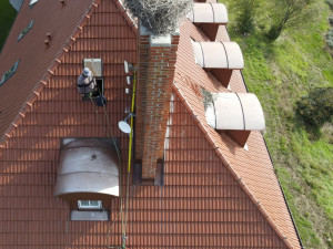 Čápi odletěli do teplých krajin, ve výškách začíná sezóna náročné údržby a čištění jejich opuštěných hnízd.