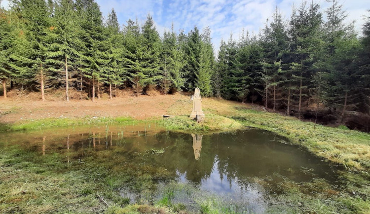 U Mnichova na Chebsku odhalili opravený pomník místního rodáka Stadlera