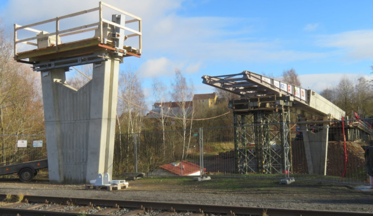 Lávku přes chebské nádraží dostaví Swietelsky Rail, bude ale dražší