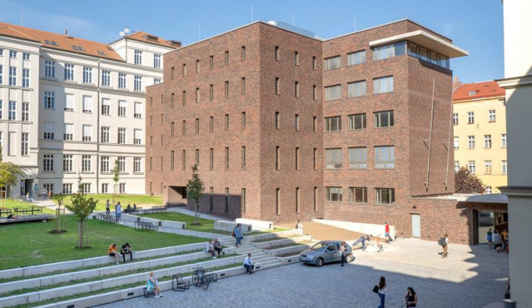 Student v Brně skočil z okna univerzitní budovy. Pád nepřežil