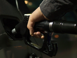 Zloděj kradl na čerpacích stanicích pohonné hmoty. V kufru vozil kanystry