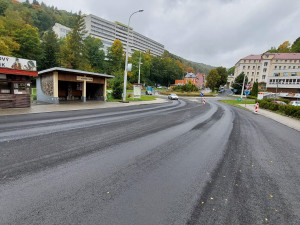 Oprava silnice a skalního svahu za 60 milionů v Jáchymově bude hotová koncem října