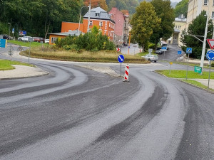 Oprava silnice a skalního svahu za 60 milionů v Jáchymově bude hotová koncem října