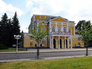Chebské a karlovarské divadlo uvedou v premiéře slavnou hru Naši Furianti