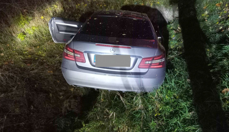 U Chebu ráno havarovalo osobní auto. Dva lidé zemřeli