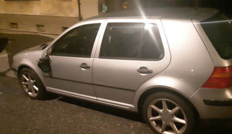 Vandal poškodil několik automobilů. Teď mu hrozí dva roky za mřížemi