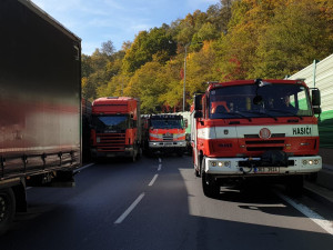 K hromadné nehodě na průtahu se probily jen dva z pěti hasičských vozů. Řidiči nevytvořili záchranářskou uličku