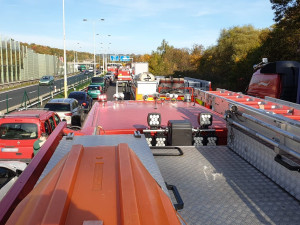 K hromadné nehodě na průtahu se probily jen dva z pěti hasičských vozů. Řidiči nevytvořili záchranářskou uličku