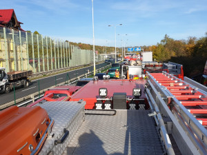 K hromadné nehodě na průtahu se probily jen dva z pěti hasičských vozů. Řidiči nevytvořili záchranářskou uličku