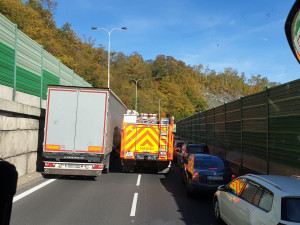 K hromadné nehodě na průtahu se probily jen dva z pěti hasičských vozů. Řidiči nevytvořili záchranářskou uličku