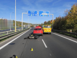 K hromadné nehodě na průtahu se probily jen dva z pěti hasičských vozů. Řidiči nevytvořili záchranářskou uličku