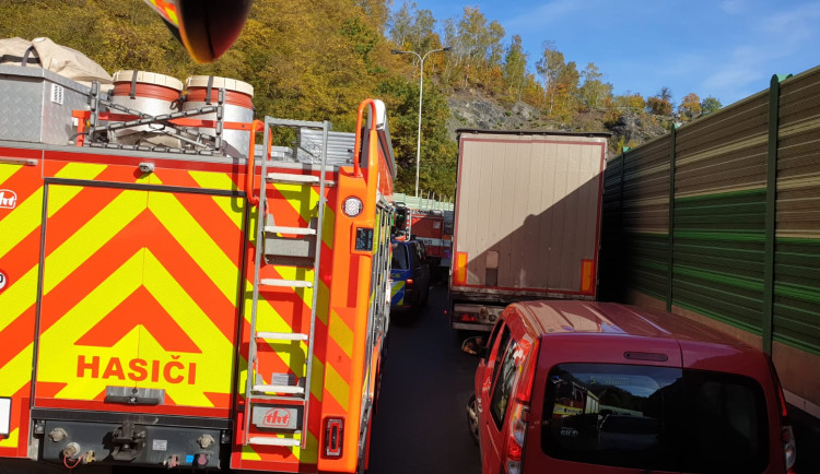 K hromadné nehodě na průtahu se probily jen dva z pěti hasičských vozů. Řidiči nevytvořili záchranářskou uličku