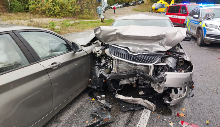 Po čelním střetu dvou vozidel na Prachaticku zůstali čtyři zranění
