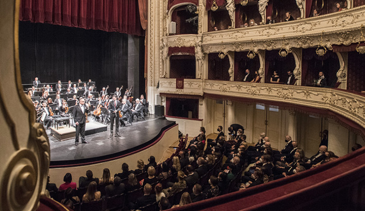 Do Karlových Varů se vrací festival, který nabízí vážnou hudbu i slavná filmová díla