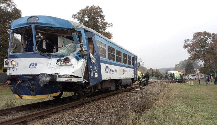 Čtyři lidé se zranili po srážce vlaku s autobusem ve Vrchlabí. Provoz na trati i na silnici je zastaven