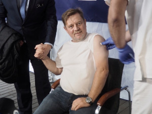 Blíží se nová covidová vlna a australská chřipka. Naočkujte se, vyzývá ministr i herec