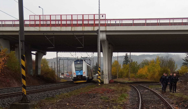 Na tomto místě srazil vlak muže v Karlových Varech