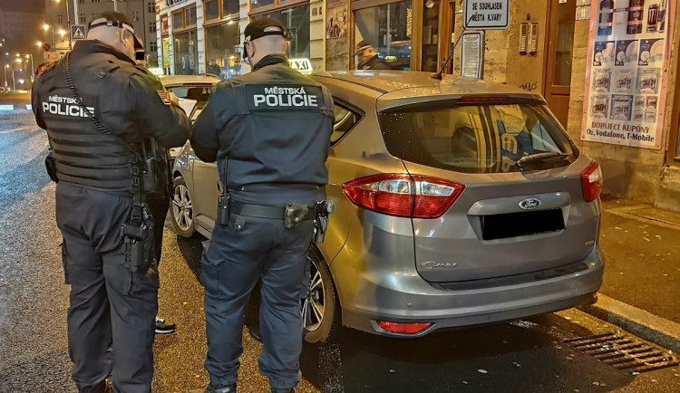 Karlovarský taxikář jezdil skoro rok bez taxametru. Raději kontrolujte jiné, zlobil se