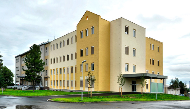 Dokončení dostavby nemocnice v Chebu se odkládá na konec roku