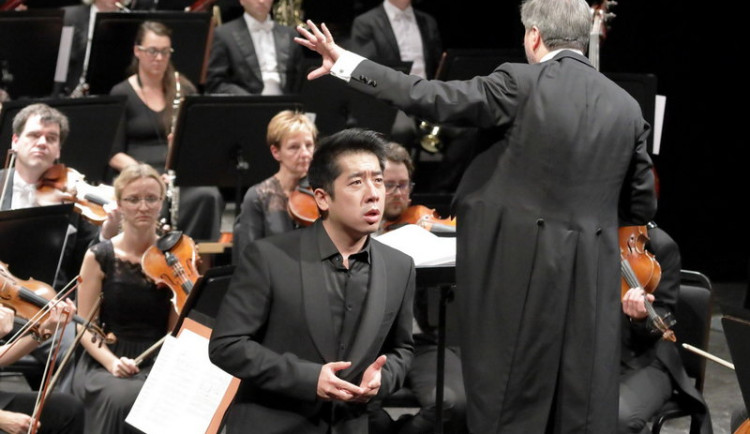 Karlovými zní zpěv. Přijely desítky zpěváků, aby si zasoutěžily