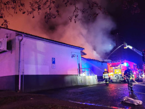 Prodejnu potravin v Chodově zachvátil požár. Na místě zasahují hasiči