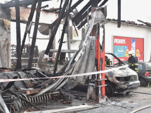 Prodejnu potravin v Chodově zachvátil požár. Škoda bude v desítkách milionů korun