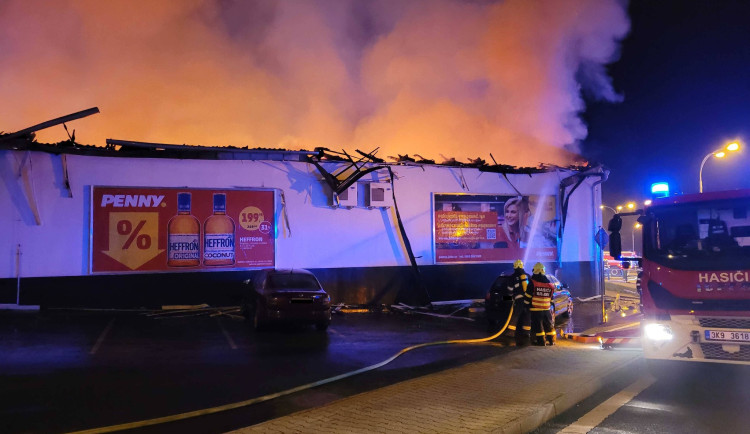 Prodejnu potravin v Chodově zachvátil požár. Na místě zasahují hasiči.