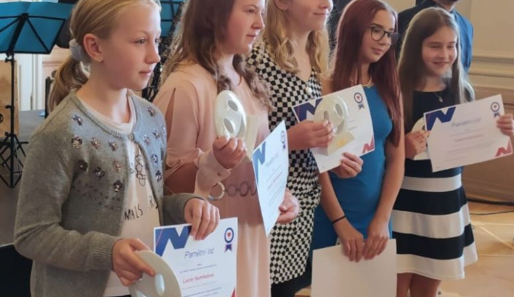 Kraj ocenil žáky za úspěchy v celostátních a mezinárodních soutěžích