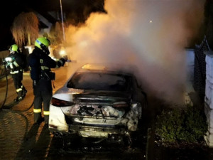 Karlovarský politik stojí před soudem kvůli požáru auta chomutovského náměstka primátora