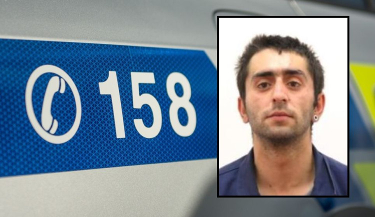 Policisté pátrají po uprchlém vězni, před útěkem vykradl skříňky s civilním oblečením
