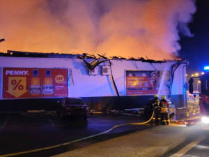 Policie obvinila muže za požár obchodu v Chodově, chtěl si nabít mobil