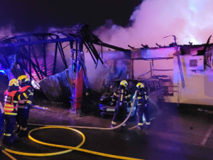 Policie obvinila muže za požár obchodu v Chodově, chtěl si nabít mobil