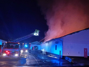 Policie obvinila muže za požár obchodu v Chodově, chtěl si nabít mobil