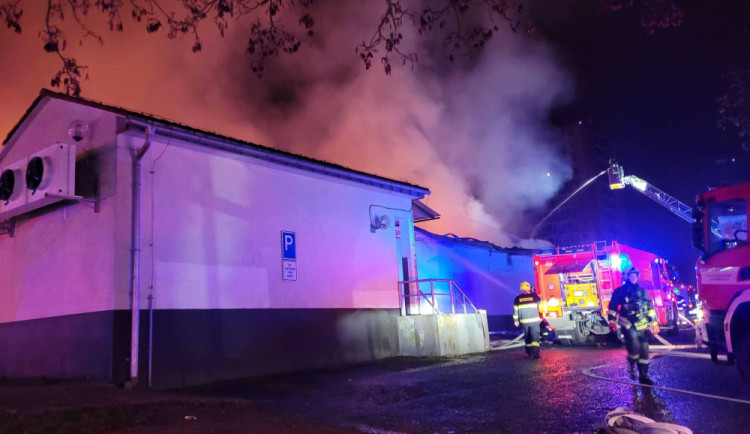 Policie obvinila muže za požár obchodu v Chodově, chtěl si nabít mobil