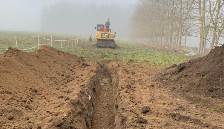 Během výkopových prací porušili dělníci plynové vedení. Hasiči místo nehody zajistili