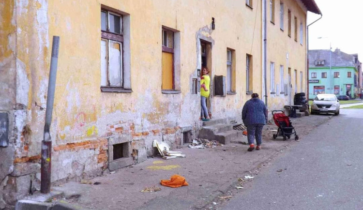 Z problémové lokality u nádraží v Sokolově se už vystěhovala většina nájemníků